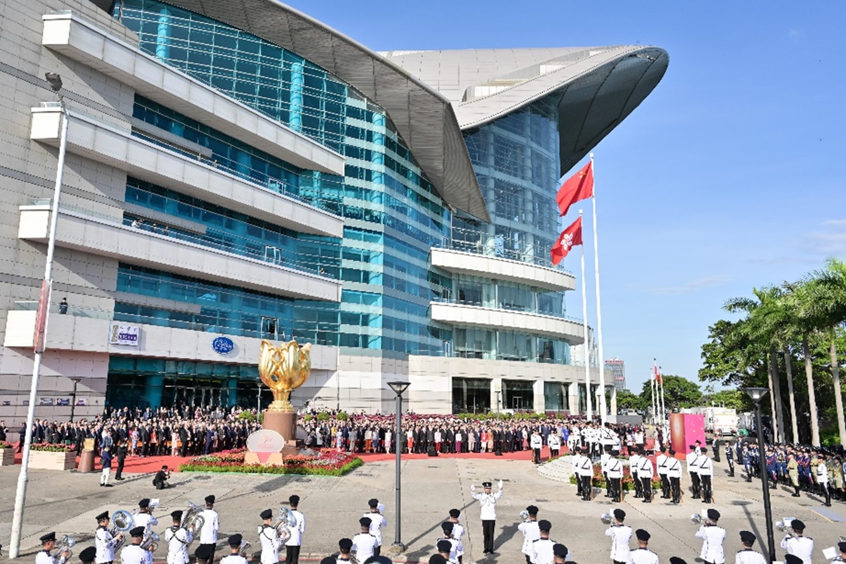 灣仔金紫荊廣場的國旗和香港特別行政區區旗 (2024)