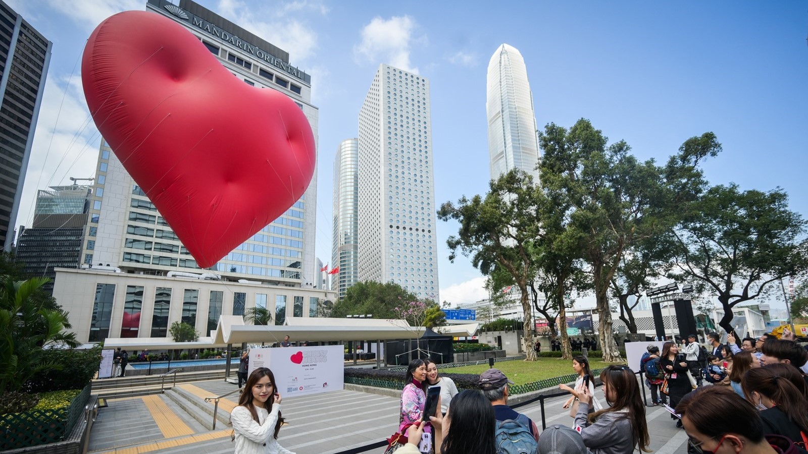 「Chubby Hearts」巨型红心装置 (2024)