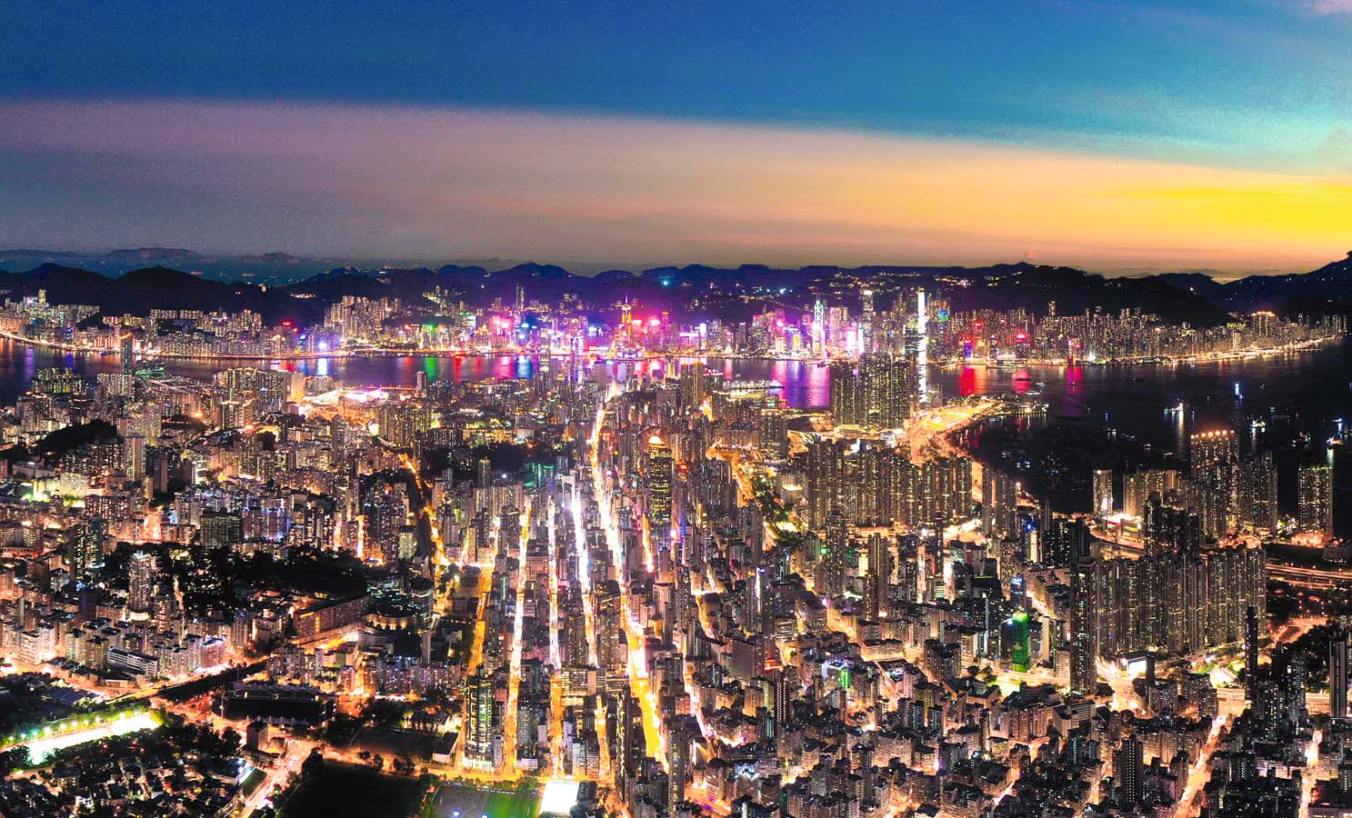 The city sparkles by night (2021)