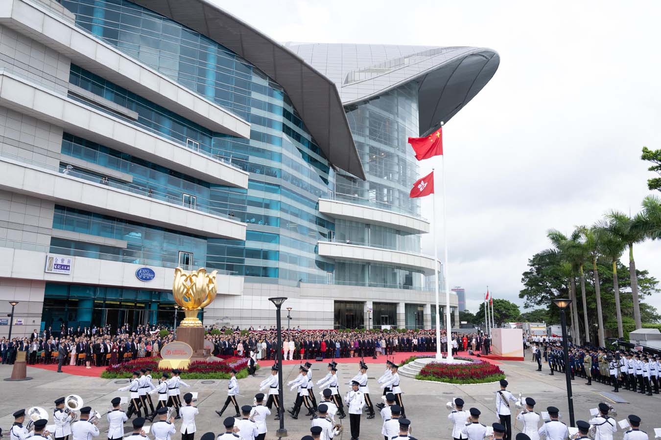湾仔金紫荆广场的国旗和香港特别行政区区旗 (2023)