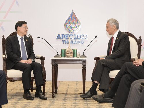 Global connectivity, green finance &amp; carbon neutrality targets make #HongKong an ideal partner for sustainable trade, says Chief Executive John Lee at #APEC2022; meetings with leaders of Indonesia and Singapore to deepen bilateral ties. https://t.co/DuTdCiBfs7 https://t.co/xLlMBjwRvO