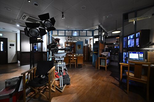 Step back into a golden era of Hong Kong #crimefilms at the Old Yau Ma Tei Police Station! The "Yau Ma Tei Police Station: A Cinematic Journey" exhibition, presented inside this Grade-2 historic building, features sets recreated by film professionals as well as collectible items https://t.co/LKIJGEonlu