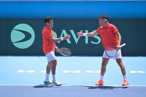 Hong Kong serves up #Davis Cup surprise! Fresh from his historic run to reach the third round at the 2025 US Open, Coleman Wong delighted his home fans by leading Hong Kong to a stunning victory over fifth-seeded Uzbekistan in their Davis Cup Group II tie (Sep 13-14). Cheered on https://t.co/TahO0ygHbD
