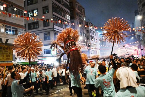 The fire dragon roars again! Upholding a century-old tradition, the spectacular Tai Hang Fire Dragon Dance (Oct 5-7) continues to draw hoards of spectators to the neighbourhood on Hong Kong Island as part of celebrations marking the Mid-Autumn Festival. Recognised as a National https://t.co/qggU7xBbc5
