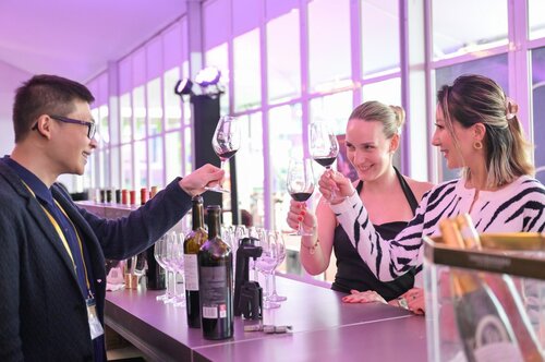 A foodtastic festival! As the final toast was raised at the Hong Kong Wine &amp; Dine Festival (Oct 23–26), more than 160,000 locals and tourists bade farewell to an unforgettable four-day culinary celebration. From savouring a diverse selection of fine wines and gourmet cuisine to https://t.co/J3mhqq9CB8