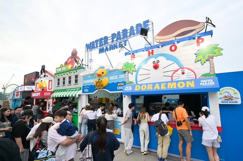 Inflatable fun! Dive into the world’s first Water Parade at Victoria Harbour! Four giant floating sculptures, featuring Doraemon, KAWS &amp; Sesame Street’s Elmo, McDonald’s Grimace, and POP MART’s LABUBU, are gracing the harbour until Nov 1. Discover these adorable creations near https://t.co/leH6sTPMdF