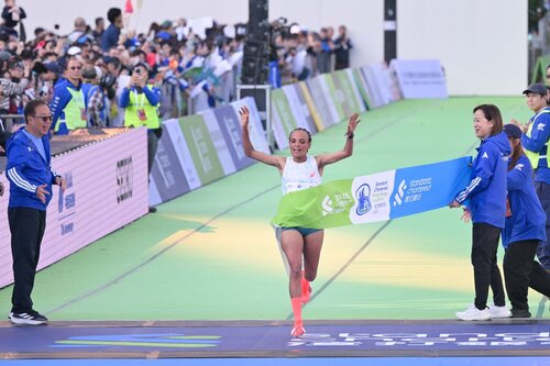 Running in the city! Around 70,000 runners including a quarter from outside Hong Kong participated in Standard Chartered HK Marathon yesterday (Jan 18). A record 42 elite international runners, including World Athletics Gold Label athletes, competed alongside local elites. https://t.co/t2oZGIHPQv