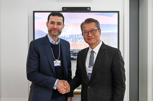 Financial Secretary Paul Chan continued his visit to Davos, Switzerland (Jan 21) to attend activities of the World Economic Forum (WEF) Annual Meeting. At the "2026 Davos-Caixin CEO Luncheon”, Mr Chan shared Hong Kong’s development vision and strategic positioning in its three https://t.co/AwG87UZL1p