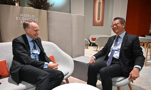 Before rounding up his visit to Davos, Switzerland to attend the World Economic Forum Annual Meeting, Financial Secretary Paul Chan (Jan 22) attended a thematic session "How to Finance Decarbonization?". He highlighted Hong Kong’s progress towards achieving carbon neutrality by https://t.co/xTBzPUAdU1