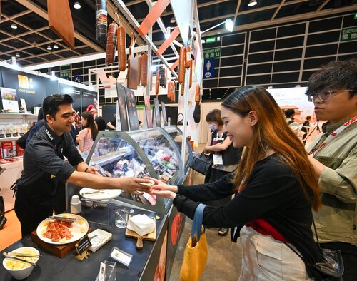 Trade, taste and toast! HOFEX – Asia's leading food and hospitality trade show and ProWine Hong Kong @ HOFEX drew over 1,600 exhibitors and brands from around the world to the Hong Kong Convention and Exhibition Centre (May 14 – 16). From wine and craft beer to hospitality https://t.co/GcTjQJSHlb