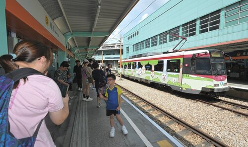 Ride the train with Chiikawa and friends! Hong Kong’s MTR will run the “CHIIKAWA DAYS Themed Light Rail” from July 12 to Aug 31 to coincide with its “CHIIKAWA DAYS” Exhibition (Aug 1-24) at K11 MUSEA and Tsim Sha Tsui Harbourfront, presenting the cute Japanese anime characters https://t.co/c5Q9FKu2qL