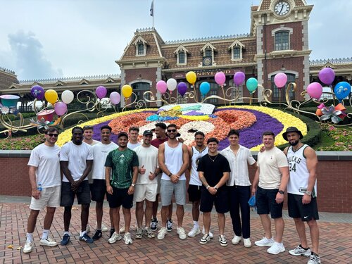 Disney magic meets rugby spirit! To celebrate the 50th anniversary of the legendary Hong Kong Sevens, Hong Kong Disneyland Resort welcomed international rugby teams for its epic "20th Anniversary – The Most Magical Party of All" during their visit to Hong Kong. Players were able https://t.co/FFLhFZwiQA