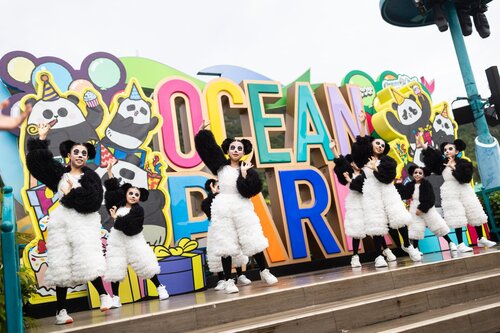 Hong Kong’s favourite panda duo turned two last Saturday (Aug 15) and the celebration was absolutely pawsome!  A crowd of panda fans gathered at Giant Panda Adventure at Ocean Park to shower the birthday twins with love. Elder Sister Jia Jia and Little Brother De De enjoyed a https://t.co/MRkbXX6F44