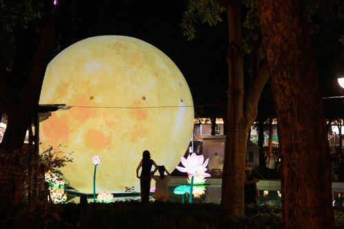 Mid-Autumn magic lights up Hong Kong! Crowds are flocking to Victoria Park to experience the first International Lantern Spectacular (til Sep 27) featuring stunning lantern displays from 20 countries and regions as well as performances and festive activities to celebrate the https://t.co/uCww71HviK