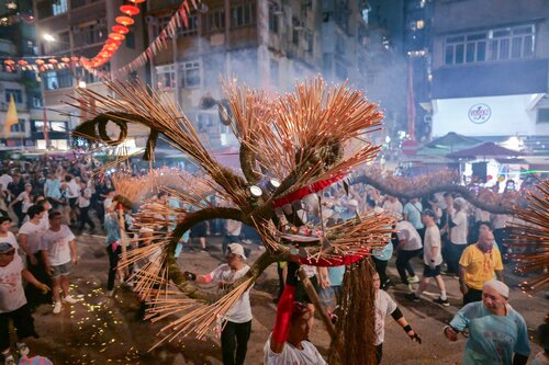 Feel the heat of Hong Kong’s most iconic Mid-Autumn tradition! The legendary Tai Hang Fire Dragon Dance (Sep 24 – 26), dating back to the 19th century, lights up the Tai Hang neighbourhood with a spectacular 67-metre “dragon” adorned with 12,000 burning incense sticks. Paraded https://t.co/UvrvdDMKMP