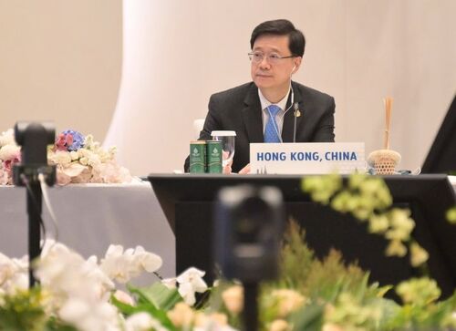 APEC會議：香港促進自由開放貿易  行政長官李家超昨日(11月19日)繼續在泰國曼谷出席亞太區經濟合作組織（APEC）領導人非正式會議，表示香港一直發揮作為世界上最自由經濟體的獨特優勢，在「一國兩制」原則下促進自由開放的貿易和投資。李家超亦與越南國家主席阮春福及泰國副總理兼能源部長蘇帕塔納蓬會面，深化香港與兩地的經貿合作。 https://www.info.gov.hk/gia/general/202211/19/P2022111900714.htm  https://www.info.gov.hk/gia/general/202211/19/P2022111900728.htm   #香港 #香港品牌 #亞洲國際都會 #APEC2022 #泰國 #曼谷 #RCEP #投資