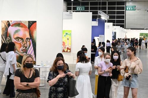 📣EXPANDED ART BASEL HK SET FOR MARCH 2023  Hong Kong's back on the global art stage! The largest Art Basel Hong Kong in recent years is set to be held at the Hong Kong Convention and Exhibition Centre next year (Mar 23-25), featuring 172 galleries from 32 countries/territories, including 21 first-time exhibitors. Curated by Alexie Glass-Kantor, the fair’s Encounters sector dedicated to large-scale works returns next year too. Stay tuned for more details. https://www.artbasel.com/hong-kong  #hongkong #brandhongkong #asiasworldcity #artsandculture #artbasel