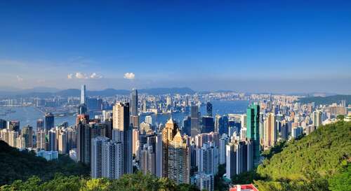 香港在全球智慧城市指數中排名上升！📈 國際城市信息學會與香港理工大學潘樂陶慈善基金智慧城市研究院發佈2025年「ISUI智慧城市指數」，指數涵蓋73個城市，香港在全球位列第8位，在亞洲城市則排名第二。香港在「經濟」、「環境」及「治理」範疇獲得高度認可。該指數共設97項指標，涵蓋市民、環境、社會景觀、經濟、基礎設施及治理六大維度，瑞典斯德哥爾摩名列全球榜首。香港在2023年發佈的上屆指數中，於50個城市中排名第9位。   #香港 #香港品牌 #亞洲國際都會 #營商機會 #營商環境 #智慧城市