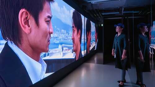 探索香港電影中神秘的臥底世界！🎥 中環大館現正舉行夏季展覽「光影邊緣─香港電影的臥底世界」（展期至10月5日），重現八部經典香港臥底電影中的十個沉浸式場景，包括《辣手神探》（1992年）和《無間道》（2002年）。展覽以互動體驗帶領觀眾穿梭臥底雙重身份與驚險秘密任務的場景，同時展出珍貴劇本手稿，以及導演、演員和配樂師的專訪片段。🎙️ 讓我們一起細味橫跨香港電影四十年的臥底英雄風采，向香港電影的傳奇致敬！🌟  #香港 #香港品牌 #亞洲國際都會 #盛事之都 #盛事香港 #光影邊緣 #香港電影的臥底世界