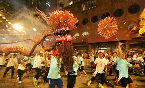 The fire dragon roars again!🔥🐉 Upholding a century-old tradition, the spectacular Tai Hang Fire Dragon Dance (Oct 5-7) continues to draw hoards of spectators to the neighbourhood on Hong Kong Island as part of celebrations marking the Mid-Autumn Festival.🎉 Recognised as a National Intangible Cultural Heritage, the 67-metre fire dragon adorned with 12,000 burning incense sticks is paraded through the streets of Tai Hang by more than 300 performers, accompanied by a small LED dragon carried by children. With loud drumbeats and a powerful smell of incense, the parade is believed to ward off evil spirits and bring blessings to the community. It is also a chance to experience the unique charm and rich heritage of Hong Kong!🌟  #hongkong #brandhongkong #asiasworldcity #megaevents #megaHK #midautumn #TaiHangFireDragonDance #IntangibleCulturalHeritage