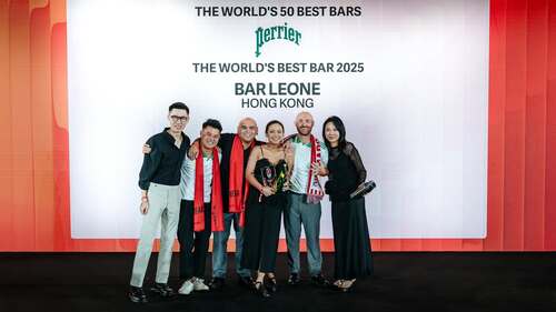 乾杯！🥂 位於中環的 Bar Leone 榮登「世界 50 最佳酒吧」榜首，成為亞洲首間奪下世界第一殊榮的酒吧，為香港酒吧界寫下重要一頁🎉；另一家本地酒吧 COA 亦名列第38位，同樣矚目。「世界 50 最佳酒吧」2025 頒獎禮首度在香港舉行，匯聚來自全球逾千名酒吧投資者及調酒師同場慶賀。讓我們為 Bar Leone 舉杯，細味香港世界級的餐飲魅力！✨  https://www.theworlds50best.com/bars/list/1-50  相片：香港旅遊發展局 Discover Hong Kong  #香港 #香港品牌 #亞洲國際都會 #都會生活 #世界50最佳酒吧