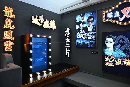 走進舊油麻地警署，重返香港警匪片的黃金時代！🎬「油蔴地警署光影之旅」展覽現正於這座二級歷史建築內舉行，展出由電影專業人士重置的經典警匪片場景、珍藏道具及真本。觀眾可從本地電影工作者的創意中汲取靈感，沉浸於香港電影世界中獨有的懸疑張力與動感魅力。🎥🌟  #香港 #香港品牌 #亞洲國際都會 #盛事之都 #盛事香港 #警匪片 #香港電影