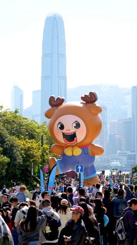 Who's your favourite balloon character?🎈✨ Hong Kong’s first-ever large-scale character helium balloon parade provided a fun-filled finale to "Merry Balloon Hong Kong" at the West Kowloon Cultural District (Jan 11). Nearly 20 popular local and international IP characters as helium balloons paraded along the Victoria Harbour waterfront between the Hong Kong Palace Museum and M+, drawing over 10,000 enthusiastic spectators to enjoy a blend of art, tourism and entertainment in the city. Take a look!  Video: Hong Kong Tourism Board Discover Hong Kong  #hongkong #hk #brandhongkong #asiasworldcity #megaevents #megaHK #MerryBalloon