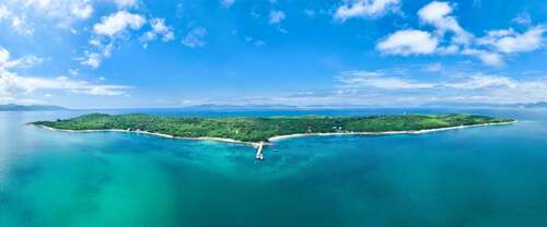 Explore Hong Kong's bay of beauty!🌊✨ Recognised as an "Outstanding Example of Beautiful Bays" in China, Mirs Bay, located in the northeastern waters of Hong Kong, presents a stunning scene of "clear water and clean beaches, thriving marine life, and harmonious coexistence between humans and the sea". Dive into the wonders of the Hong Kong UNESCO Global Geopark and Yan Chau Tong and Tung Ping Chau Marine Parks to enjoy the city's natural splendour at its best. This first-time commendation for Hong Kong reflects the government's commitment to marine ecological environment protection and contributions to building a first-class beautiful Greater Bay Area.🌟  https://www.info.gov.hk/gia/general/202512/26/P2025122400635.htm  #hongkong #brandhongkong #asiasworldcity #greatoutdoors #mirsbay