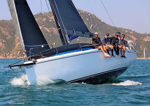 勇闖群峰，再創佳績！⛰️⛵由香港仔遊艇會舉辦的「四峰挑戰賽」已於1月18日圓滿結束。這項擁有逾40年歷史、橫跨海陸的24小時耐力賽，再次挑戰參賽者的極限。今年賽事精彩紛呈——參賽船隻於1月17日早上由大潭灣啟航🌊，前往大嶼山，參賽者挑戰海拔934米高的鳳凰山，然後在黑暗中攀登南丫島的山地塘，再趕赴香港島登上紫羅蘭山。正當你以為挑戰達到極限時，前往西貢的最後一程卻再次考驗參賽者的毅力，有隊伍需划行逾一公里方能登陸，最後登頂馬鞍山。參賽隊伍無懼艱辛，包括赤柱附近高達35海浬的陣風，所有船隻最終於1月18日下午順利衝線，完成這場考驗耐力、策略和團隊合作的極限賽事。👏  自1985年創辦以來，「四峰挑戰賽」一直是香港唯一結合了帆船、越野跑和獨木舟的多項運動挑戰賽事。這不僅是一場比賽，更是一段屬於香港的傳奇。向所有參賽者、跑手、船員、主辦單位與支持者致敬！✨  相片：香港仔遊艇會 Aberdeen Boat Club, Hong Kong  #香港 #香港品牌 #亞洲國際都會 #活力澎湃 #盛事之都 #盛事香港 #四峰挑戰賽