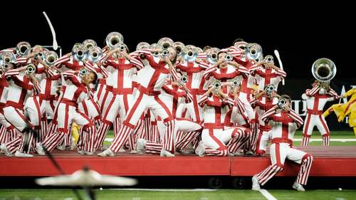 今年農曆新年，城中將舉行多項節慶活動，包括年宵花市、廟宇參拜祈福、維港煙花匯演，以及賀歲賽馬等。🐎「國泰新春國際匯演之夜」將於 大年初一（2月17日）尖沙咀舉行，當晚將呈獻融入駿馬特色的花車，更有16隊國際隊伍帶來精彩表演。你都趕快訂下節慶攻略，投入馬年盛事！✨  https://www.discoverhongkong.com/hk-tc/what-s-new/events/chinese-new-year.html  相片：香港旅遊發展局 Discover Hong Kong  #香港 #香港品牌 #亞洲國際都會 #盛事之都 #盛事香港 #新春節慶