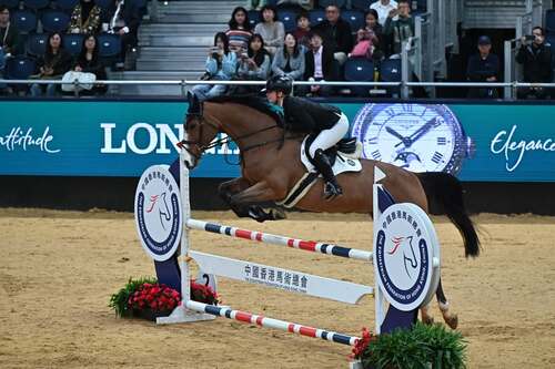 浪琴香港國際馬術盛典 2026（1月30日至2月1日）於亞洲國際博覽館盛大回歸🐎，呈獻FEI 5星級國際馬術障礙賽、雪特蘭小馬大賽及狗狗障礙挑戰賽，進一步提升香港在國際馬術界的地位。今年備受矚目的「浪琴大獎賽」由法國騎手 Roger Yves Bost以34.94秒的成績勇奪冠軍，贏得全場掌聲。由刺激的小馬競賽、精彩的狗狗表演，到大獎賽的高峰對決，活動以多元項目呈現馬術運動的魅力，為迎接馬年增添濃厚氛圍📣。  相片2：香港賽馬會 HKJC  #香港 #香港品牌 #亞洲國際都會 #活力澎湃 #盛事之都 #盛事香港 #浪琴香港國際馬術盛典