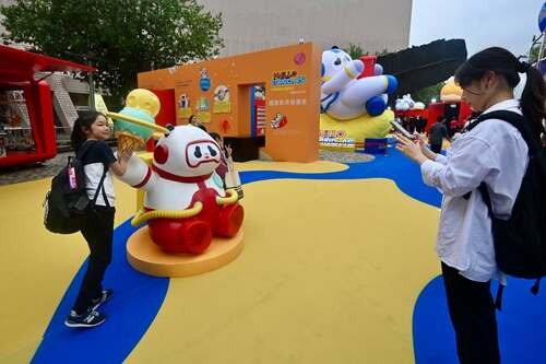 最萌太空人已登陸香港！🐼🚀「HELLO PANDAS熊貓駕到之逐夢星河——熊貓的太空之旅」嘉年華現於香港文化中心露天廣場舉行（展期至3月10日），海濱一帶搖身一變成為充滿童趣的星際樂園，把熊貓的可愛魅力與航天元素巧妙融合。市民可穿梭多個藝術裝置打卡留念、與充滿未來感的機械狗互動、逛文創市集，並於航天知識展覧中探索宇宙奧秘 ，免費入場。✨  #香港 #香港品牌 #亞洲國際都會 #活力澎湃 #盛事之都 #盛事香港 #hellopanda #熊貓嘉年華