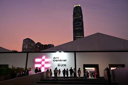 Experience Art March HK!🎨✨ Art Central returns to iconic Central Harbourfront (Mar 25-29), presenting works from over 100 galleries and 500 artists from Hong Kong, Asia, and beyond.🖼️ The fair’s 11th edition debuts Central Stage, spotlighting artists with recent institutional recognition alongside a curated programme of installations, performances, and video art from both rising and established talents.🌟  Photos: Art Central Learn more: https://artcentralhongkong.com/    #hongkong #brandhongkong #asiasworldcity #megaevents #megaHK #ArtMarchHK #ArtCentral