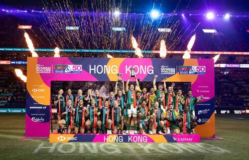 🏉香港七欖金禧圓滿落幕🏉 香港國際七人欖球賽慶祝50周年，於4月17至19日吸引香港及世界各地逾11.3萬名球迷齊聚啟德體育園，共度一個精彩絕倫的賽事周末。  南非隊首次奪得冠軍，在男子決賽中以35比7擊敗衛冕冠軍阿根廷；新西蘭女子隊則以19比14力壓澳洲，連續第四次贏得香港國際七人欖球賽女子賽冠軍。  恭喜中國香港男子隊在Melrose 銀劍賽取得三連勝，以19比15擊敗日本。中國香港球員身穿首屆1976年賽事的復刻球衣，在金禧慶典成功衛冕Melrose銀劍賽別具歷史意義。  一連三天的緊張刺激賽事、緊張刺激的比賽、豐富多彩的娛樂節目，以及充滿歡樂氣氛的球迷村體驗，再次展現香港作為國際盛事之都的非凡魅力。✨  約定你明年七欖見!🎉  相片3, 10: World Rugby  #香港 #香港品牌 #亞洲國際都會 #盛事之都 #盛事香港 #香港國際七人欖球賽 #中國香港欖球總會 #啟德體育園