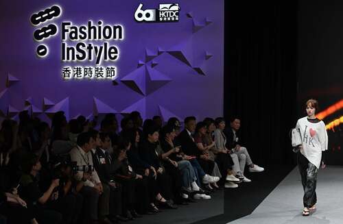 香港時裝節於4月27日至30日圓滿舉行！✨焦點展區NEXT@Fashion InStyle（NEXT）今年再度登場，匯聚逾60家環球展商，展示創新物料如何引領產業變革，推動永續時尚。項目顧問Han Chong帶領6組本地設計師及品牌組合，運用來自香港、中國內地及其他地區的前瞻物料，打造全新時尚系列，並於NEXT時裝巡禮中亮相。👚👗👠展會亦設有更多展區，包括設計師舞台、輔料及布料、時尚配飾、女裝、新娘禮服及晚裝，以及運動時尚，展示多款成衣及配飾設計，進一步展現香港作為全球時尚舞台重要樞紐的地位。🌟  #香港 #香港品牌 #亞洲國際都會 #盛事之都 #盛事香港 #藝術與文化 #香港時裝節 #香港貿發局