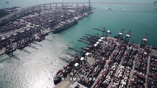 香港以海、陸、空全方位聯通世界！香港國際機場的客貨運量持續增長，進一步鞏固香港作為國際航空樞紐的地位。港口憑藉高效的清關服務，提升其作為轉運樞紐的競爭力。陸路交通無縫連接粵港澳大灣區，配合優質、安全和可靠的公共交通服務，為大家提供更便捷的出行體驗。  #香港 #香港品牌 #亞洲國際都會 #交通及物流
