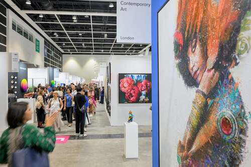 第13屆香港冉起當代（Affordable Art Fair）為香港藝壇注入活力！🎨今屆展覽以「愛上藝術，收藏藝術」為主題，於5月14至17日在香港會議展覽中心舉行，匯聚來自19個國家和地區共106間本地及國際畫廊，帶來數千件價格親民的繪畫、雕塑、攝影及混合媒介作品。節目焦點包括全新攝影專題「Pieces of Hong Kong」，展出6位本地攝影師的作品，以多元視角捕捉城市的多層次身份；另一焦點Young Talent Hong Kong以「No-Rise?」為題，聚焦5位新晉藝術家的創作，展現香港藝術界的新世代力量。✨  相片6，7：香港冉起當代  #香港 #香港品牌 #亞洲國際都會 #文化藝術