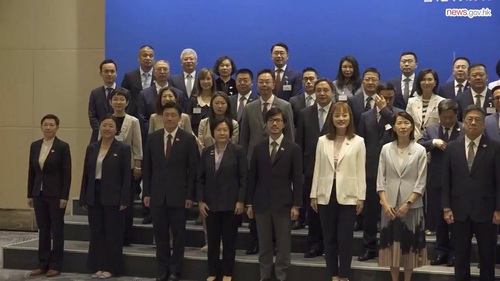 行政長官李家超昨日（6月1日）展開為期五天的中亞訪問行程，率領由香港和內地70多名企業和專業代表組成的商貿代表團，訪問哈薩克斯坦和烏茲別克斯坦，以深化雙邊關係，並推廣香港的營商優勢。 訪問首日，李家超在阿斯塔納與哈薩克斯坦領導人和官員會面，包括副總理兼國家經濟部部長朱曼哈林及總統托卡耶夫，就深化雙邊關係交流意見。李家超率領代表團成員到訪當地科技和創新園區阿斯塔納樞紐及阿斯塔納國際金融中心。李家超亦見證香港和哈薩克斯坦雙方機構交換多份合作備忘錄。  https://www.info.gov.hk/gia/general/202606/01/P2026060100602.htm  #香港 #香港品牌 #亞洲國際都會 #中亞 #哈薩克斯坦