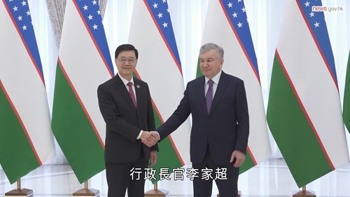 行政長官李家超率領來自香港加內地商貿代表團展開烏茲別克斯坦訪問行程（6月4日），以深化聯繫及加強雙邊合作。🤝李家超在塔什干與烏茲別克斯坦總統沙夫卡特·米羅莫諾維奇·米爾濟約耶夫、總理阿卜杜拉·尼格馬托維奇·阿里波夫及副總理霍扎耶夫會面，就深化兩地合作交流意見。李家超與烏茲別克斯坦外長賽爾多夫共同見證兩地就相互免簽證安排互換照會，讓兩地旅客可免簽證逗留30天。他邀請烏茲別克斯坦把重大會議和重點項目帶到香港舉辦亞洲版活動或路演，並鼓勵更多當地青年來港升學。李家超亦向當地政商界代表介紹香港的發展機遇和營商優勢。🌟  https://www.info.gov.hk/gia/general/202606/04/P2026060400838.htm  #香港 #香港品牌 #亞洲國際都會 #中亞 #烏茲別克斯坦