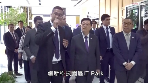 行政長官李家超率領來自香港加內地商貿代表團完成最後一日（6月5日）於烏茲別克斯坦的訪問行程，了解當地在數字經濟及文化保育的最新情況。當日，李家超到訪烏茲別克斯坦創新科技園區IT Park，並與烏茲別克斯坦數字技術部第一副部長Ayubkhon Sultonov會面，就加強兩地創新科技和數字經濟合作交換意見。會上，李家超見證烏茲別克斯坦IT Park與香港三大創科園區——數碼港、香港科技園和港深創新及科技園交換諒解備忘錄或確立合作意向，推動兩地在初創培育、人才交流、聯合研發等方面加強合作。這次中亞之行成果豐碩，不但推進樞紐對樞紐合作模式，亦進一步拓展香港與中亞地區更廣闊的合作空間。 https://www.info.gov.hk/gia/general/202606/05/P2026060500910.htm  #香港 #香港品牌 #亞洲國際都會 #中亞 #烏茲別克斯坦