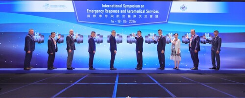 首屆「國際應急與航空醫療交流會議」在香港圓滿舉行（6月16至18日），匯聚來自八個國家及地區逾230位政策制訂者 、專家學者和機構代表，彰顯香港作為亞洲應急航空樞紐的地位。⭐會議透過專題演講、專題討論、技術參訪及現場示範，共同探討航空醫療與緊急應變的最新發展及未來方向。多項合作備忘錄亦於會上簽署，進一步深化政府飛行服務隊與中國內地、本港及海外機構的合作。🤝🌍  #香港 #香港品牌 #亞洲國際都會 #安全及穩定 #國際應急與航空醫療交流會議2026