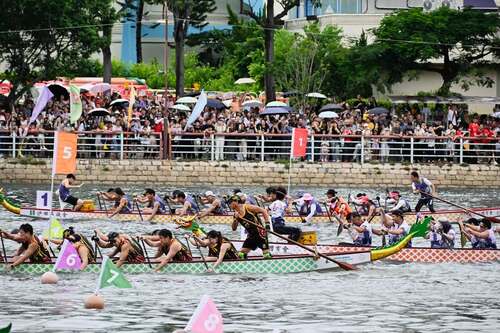 Feel the beat of the Tuen Ng Festival!🔥 Dragon boat racers made waves across Hong Kong during the Tuen Ng Festival, or Dragon Boat Festival (Jun 19), from the historic Tai O Dragon Boat Water Parade to the thrilling Sha Tin Dragon Boat Race and the pulsating Shangri-La Stanley International Dragon Boat Championships.🐉🚣‍♂️ Thunderous drumbeats and cheering crowds brought this iconic festive tradition to life.🥁 The excitement continues with the 2026 Sun Life Hong Kong International Dragon Boat Festival (Jun 19 – Jul 1) at the Tsim Sha Tsui Promenade, including thematic experiences, festive food and live performances.✨ Don't miss the ultimate showdown — the Sun Life Hong Kong International Dragon Boat Races (Jun 27–28) featuring over 220 teams from around the world. Get ready to roar for your favourite team!📣  #hongkong #brandhongkong #asiasworldcity #megaevents #megaHK #festive #dynamic #dragonboat #TuenNgFestival