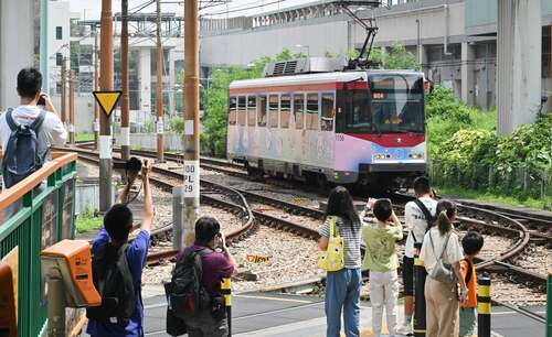 This summer, the "CHIIKAWA ARTIVERSE" themed Light Rail will be running on weekends from Jul 25 to Aug 30, bringing your favourite Japanese anime characters to life on the move!🌟 What to expect: Glow-in-the-dark starry exteriors – a magical sight day or night; adorable themed handrails featuring Chiikawa, Hachiware & Usagi; a moving art space filled with joy and imagination. This special Light Rail experience coincides with the highly anticipated "CHIIKAWA ARTIVERSE" Exhibition running from Aug 1 to Sep 6 at K11 MUSEA and the Tsim Sha Tsui Harbourfront – making it the perfect summer outing for fans of all ages!✨  #hongkong #brandhongkong #asiasworldcity #chiikawa