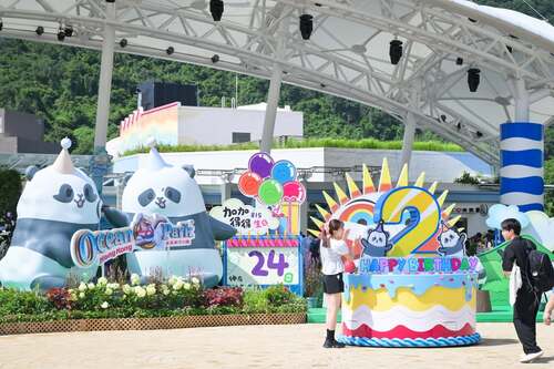 Celebrate a pandastic summer in Hong Kong!🐼☀️ Join the birthday party for Hong Kong's giant pandas at Ocean Park (til Aug 31). It's an extra special occasion for cute giant panda twins Elder Sister Jia Jia and Little Brother De De, who are turning two this year.🎂🎉 Celebrations include interactive games, exclusive birthday performances and plenty of photo opportunities across the theme park.📸 Don’t miss the giant birthday countdown zone at the main entrance and the charming 5-metre-tall Giant Panda Birthday Bun Tower at Waterfront Plaza, bringing birthday cheer in true Hong Kong style.✨  https://www.oceanpark.com.hk/en/a-day-at-the-park/events/pandastic-summer-birthday-celebration   #hongkong #brandhongkong #asiasworldcity #oceanpark #giantpanda #jiajia #dede