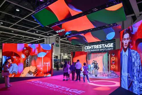 時尚迷注意！👗✨第十一屆 CENTRESTAGE 香港國際時尚匯展現正於香港會議展覽中心舉行（展期至9月5日）。本屆盛會匯聚來自24個國家及地區的約270個品牌🌍，呈獻超過40場精彩活動，其中包括破紀錄的30多場時裝騷。揭幕盛事 CENTRESTAGE ELITES （9月2日）由香港跨界設計師兼視覺藝術家 Kit Wan 領銜，展現香港時尚界的多元活力。🌟其他亮點包括韓國首度擔任「合作夥伴」帶來歷來最大展團，以及由本地名人及KOL打造的 Hype² 潮牌館首次亮相。把握機會，在亞洲國際都會感受時尚的脈動！🔥  #香港 #香港品牌 #亞洲國際都會 #盛事之都 #盛事香港 #香港國際時尚匯展 #時尚