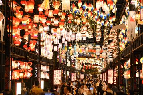 Mid-Autumn magic lights up Hong Kong!🏮🌟 Crowds are flocking to Victoria Park to experience the first International Lantern Spectacular (til Sep 27) featuring stunning lantern displays from 20 countries and regions as well as performances and festive activities to celebrate the Mid-Autumn Festival.🎉 Themed "A Delightful Journey through the Lantern Garden", the carnival draws inspiration from Hong Kong's distinct flavours, brought to life through radiant displays of light. A highlight is the 8-metre-tall signature Nanjing Qinhuai lantern installation "Shadowlight". Don’t miss this dazzling new Mid-Autumn display in the heart of the city!📸✨  #hongkong #brandhongkong #asiasworldcity #dynamichk #megaevents #megaHK #MAF