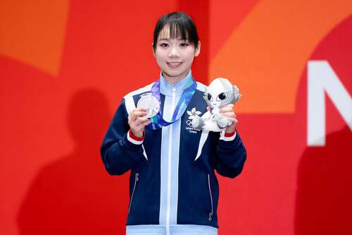 Medal alert!📢 Team Hong Kong, China yesterday (Sep 20) clinched two silver medals at the 20th Asian Games.🥈🥳 Grace Lau claimed silver in the Women's Individual Kata event– the first medal for the Hong Kong, China Delegation at this Asian Games. In the pool, Siobhan Haughey, Natalie Kan, Li Sum-yiu, Gilaine Ma and Wang Xintong also shone, winning a silver medal in the Women’s 4x100m Freestyle Relay!✨  The 20th Asian Games is taking place in Aichi-Nagoya, Japan, bringing together athletes from across Asia for unforgettable moments of competition and achievement. Let’s cheer on Team Hong Kong, China!💪🔥   Photo: Sports Federation & Olympic Committee of Hong Kong, China  #hongkong #hk #brandhongkong #asiasworldcity #dynamic #asiangames