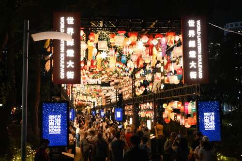 綵燈迷好消息！📣因應公眾熱烈反應，「 國際中秋綵燈匯」展期已延長，所有綵燈裝置將繼續於維多利亞公園展出至10月4日，讓大家有更多時間感受中秋光影魅力。🏮✨大家可漫步「世界綵燈大街」，欣賞來自20個國家及地區的特色綵燈；細賞被列為國家級非物質文化遺產的南京秦淮綵燈；亦可到「香港綵燈廊」欣賞手作燈藝精品。不要錯過這場璀璨綵燈盛會！🌕  #香港 #香港品牌 #亞洲國際都會 #盛事之都 #盛事香港 #中秋節