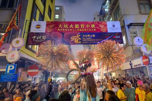 感受香港中秋節最熾熱的傳統盛事！🔥🐲源自19世紀、享譽盛名的大坑舞火龍（9月24至26日）點亮大坑。一條全長67米、插滿12,000枝長壽線香的「火龍」，由300多位健兒引領，與由小朋友舞動的LED小火龍一同在街道間巡遊。✨🏃‍♂️這項國家級非物質文化遺產寓意祈求合境平安。今晚（9月25日）10時30分，舞火龍表演將延伸至維多利亞公園舉行。無論親臨現場或觀看直播，都千萬別錯過這場璀璨奪目的盛會！🌟  #香港 #香港品牌 #亞洲國際都會 #盛事之都 #盛事香港 #中秋節 #大坑舞火龍 #非物質文化遺產