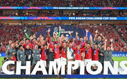 足球捷報！⚽中國香港足球代表隊於首屆國際足協東盟挑戰盃（9月24至10月3日）勇奪冠軍，在啟德主場館近32,000名球迷打氣見證下，以2:0擊敗柬埔寨隊。這項全新賽事匯聚多支東南亞代表隊來港角逐，上演連場精彩國際賽事；港隊全程表現出色，在分組賽兩戰兩勝，最終勇奪錦標，為香港足球發展寫下新里程。恭喜一眾港隊健兒！🎉  #香港 #香港品牌 #亞洲國際都會 #盛事之都 #盛事香港 #活力澎湃 #國際足協東盟挑戰盃